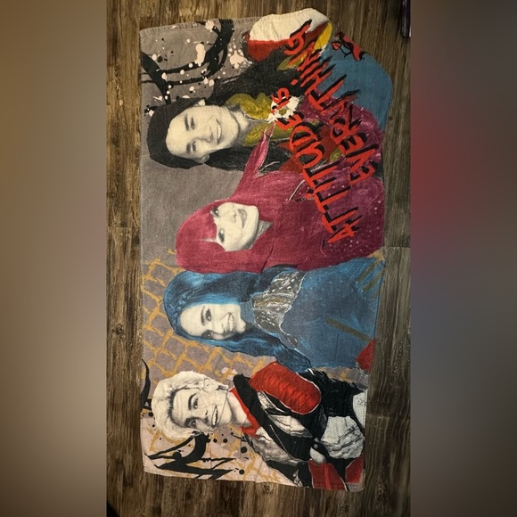 Lot Of 3 Kids Beach‎ Pool Towels. Hulk, Sharks, Descendants - Picture 5 of 6